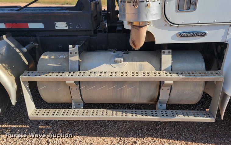 image for item KS9231 1999 Freighliner  roll-off container truck