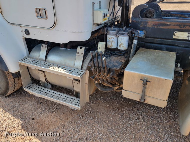 image for item KS9231 1999 Freighliner  roll-off container truck