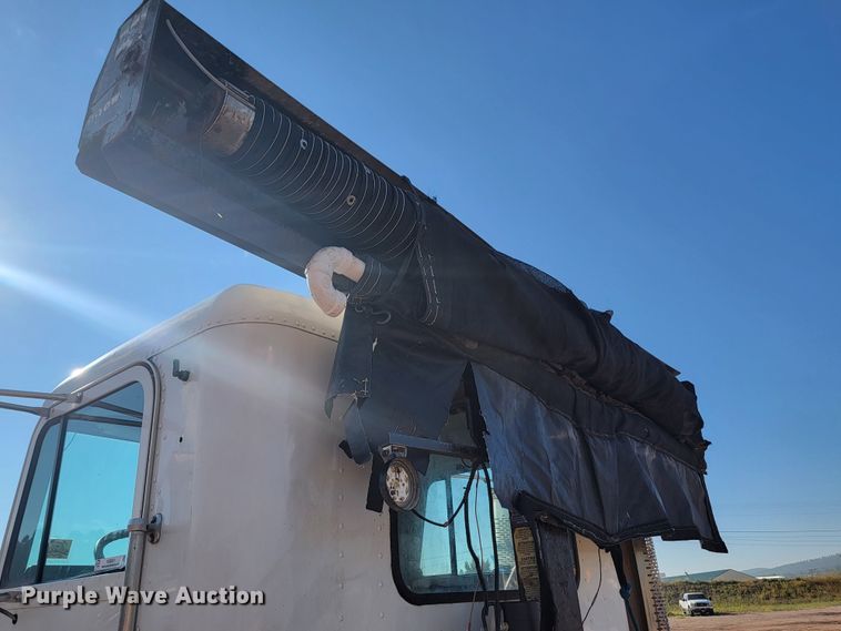 image for item KS9231 1999 Freighliner  roll-off container truck