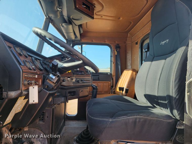 image for item KS9231 1999 Freighliner  roll-off container truck