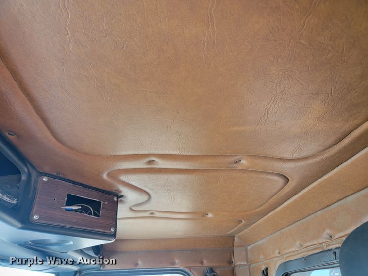 image for item KS9231 1999 Freighliner  roll-off container truck