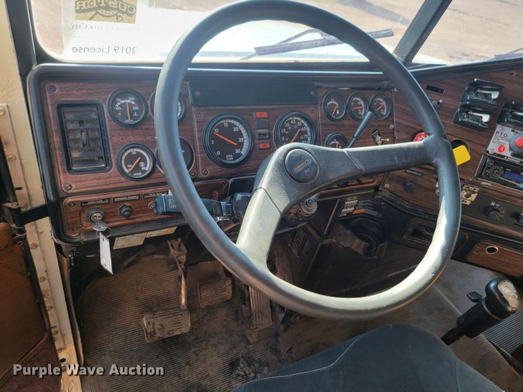 image for item KS9231 1999 Freighliner  roll-off container truck