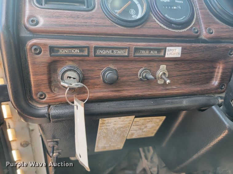 image for item KS9231 1999 Freighliner  roll-off container truck