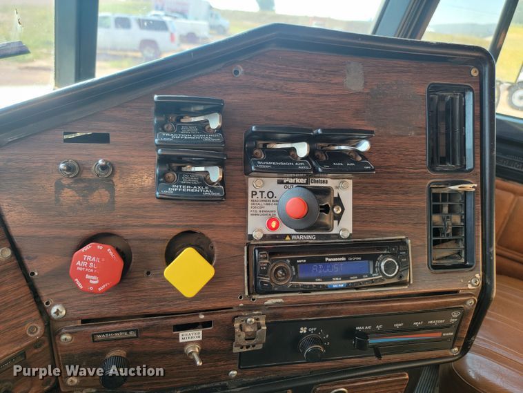 image for item KS9231 1999 Freighliner  roll-off container truck