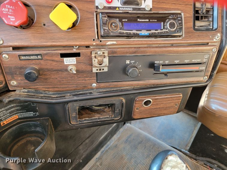 image for item KS9231 1999 Freighliner  roll-off container truck