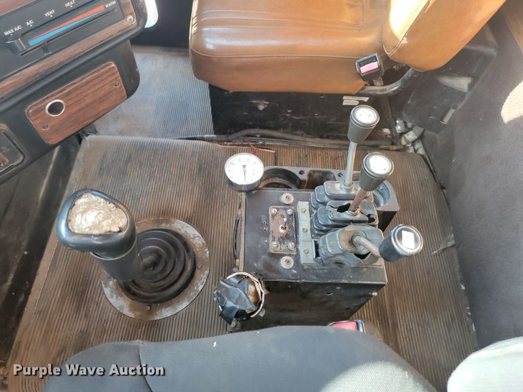 image for item KS9231 1999 Freighliner  roll-off container truck