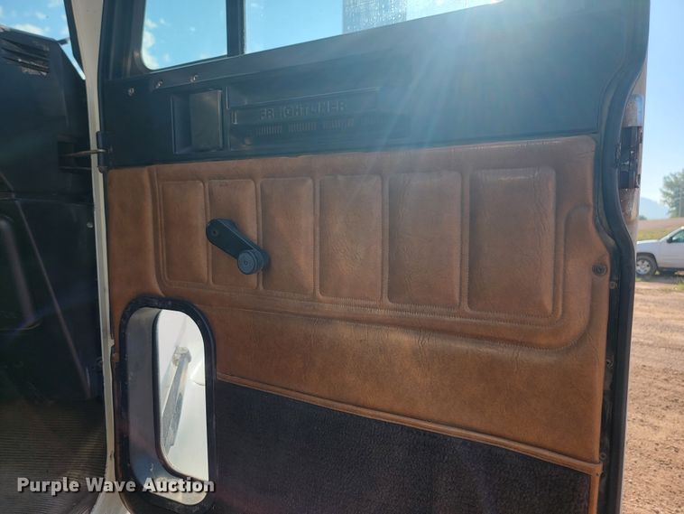 image for item KS9231 1999 Freighliner  roll-off container truck