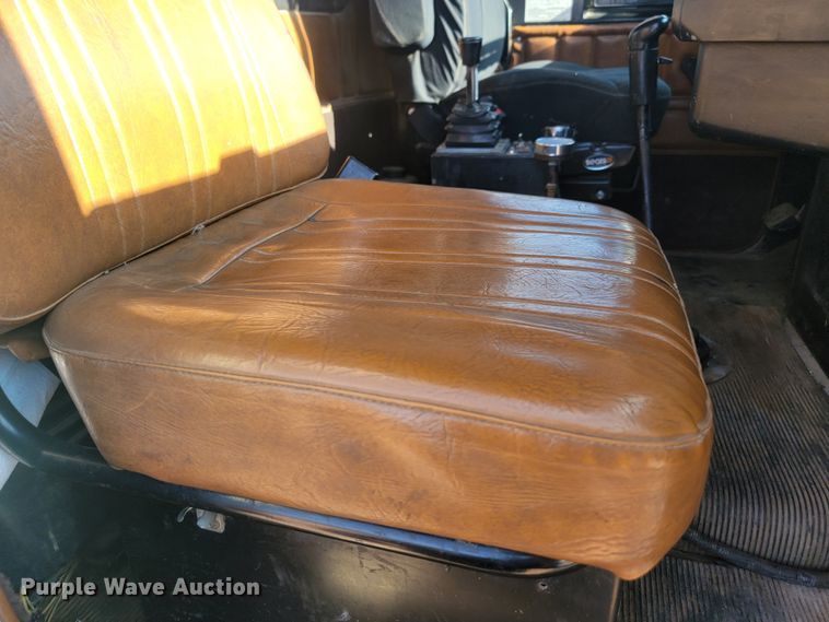 image for item KS9231 1999 Freighliner  roll-off container truck