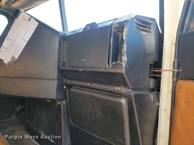 image for item KS9231 1999 Freighliner  roll-off container truck