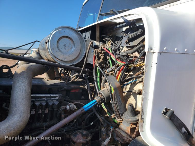 image for item KS9231 1999 Freighliner  roll-off container truck