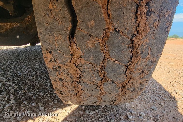 image for item KS9231 1999 Freighliner  roll-off container truck