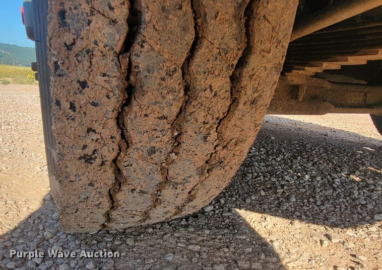 image for item KS9231 1999 Freighliner  roll-off container truck