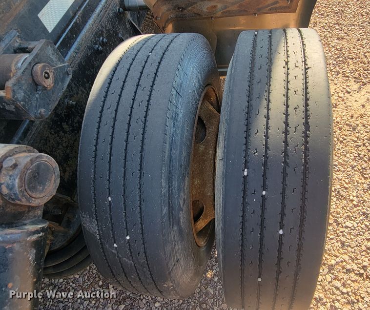 image for item KS9231 1999 Freighliner  roll-off container truck