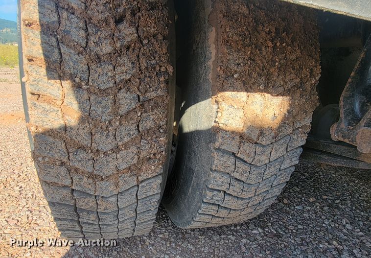 image for item KS9231 1999 Freighliner  roll-off container truck