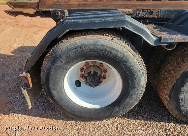 image for item KS9231 1999 Freighliner  roll-off container truck