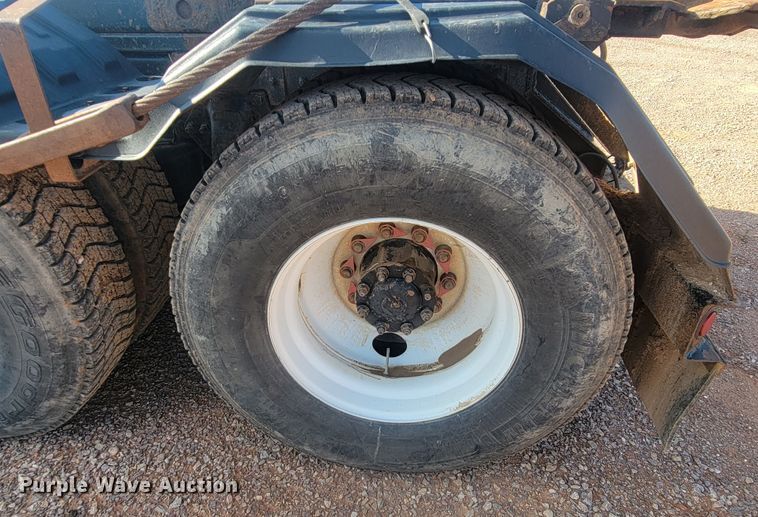 image for item KS9231 1999 Freighliner  roll-off container truck