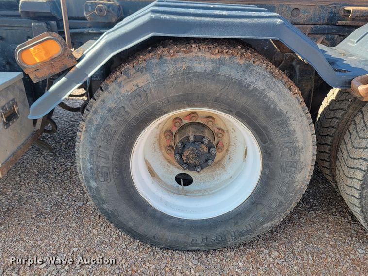 image for item KS9231 1999 Freighliner  roll-off container truck