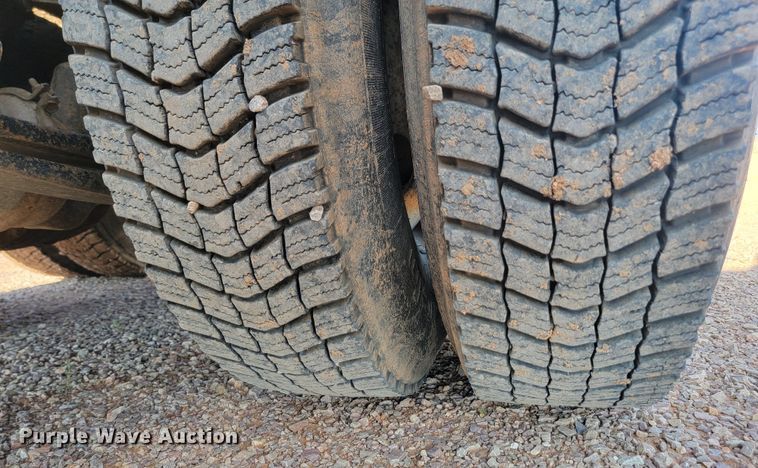 image for item KS9231 1999 Freighliner  roll-off container truck