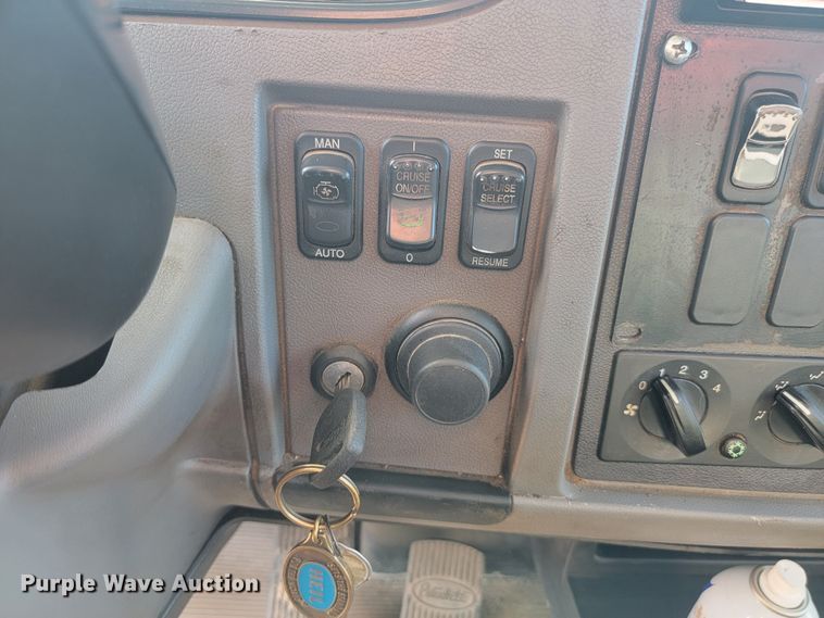 image for item KS9232 2013 Peterbilt PB337  refuse truck