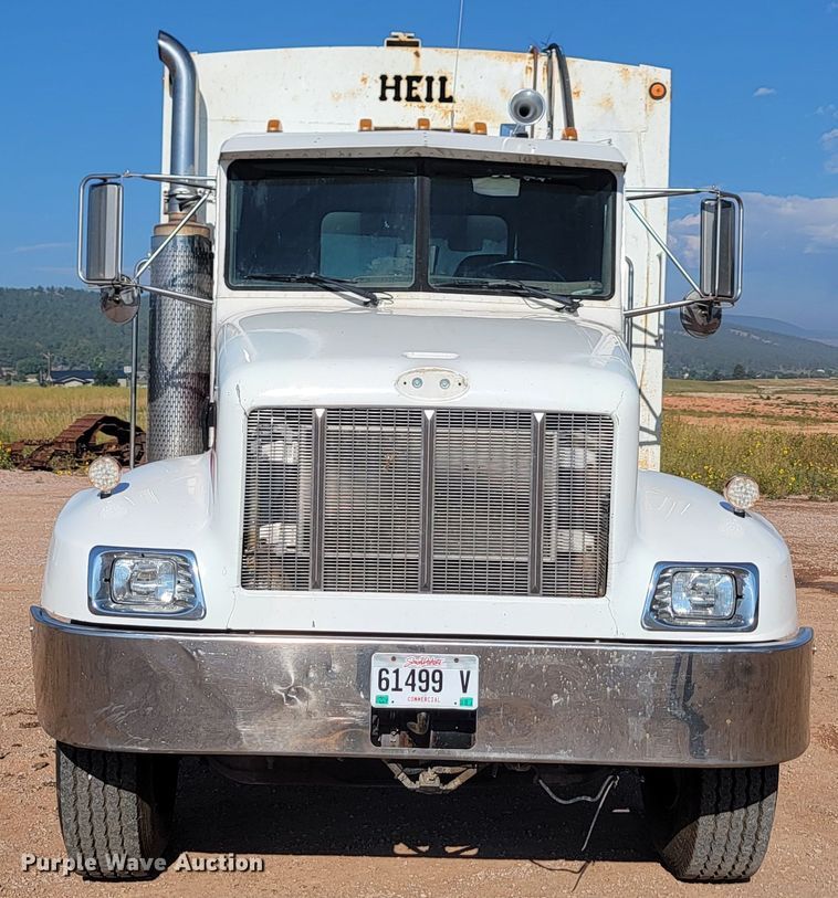 image for item KS9233 2004 Peterbilt 330  refuse truck