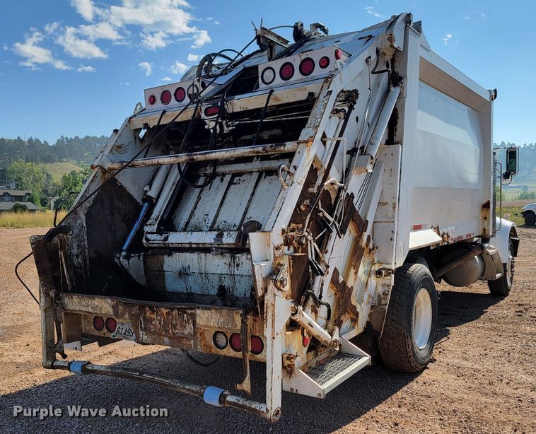 image for item KS9233 2004 Peterbilt 330  refuse truck