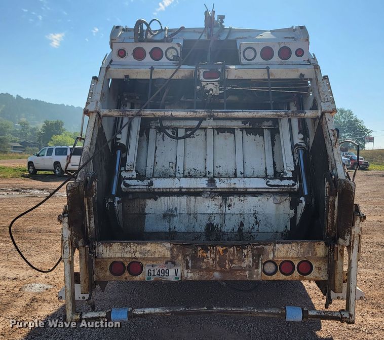 image for item KS9233 2004 Peterbilt 330  refuse truck