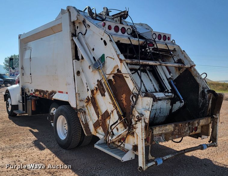 image for item KS9233 2004 Peterbilt 330  refuse truck