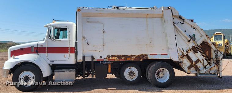 image for item KS9233 2004 Peterbilt 330  refuse truck