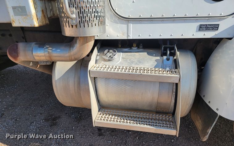 image for item KS9233 2004 Peterbilt 330  refuse truck