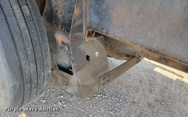 image for item KS9233 2004 Peterbilt 330  refuse truck