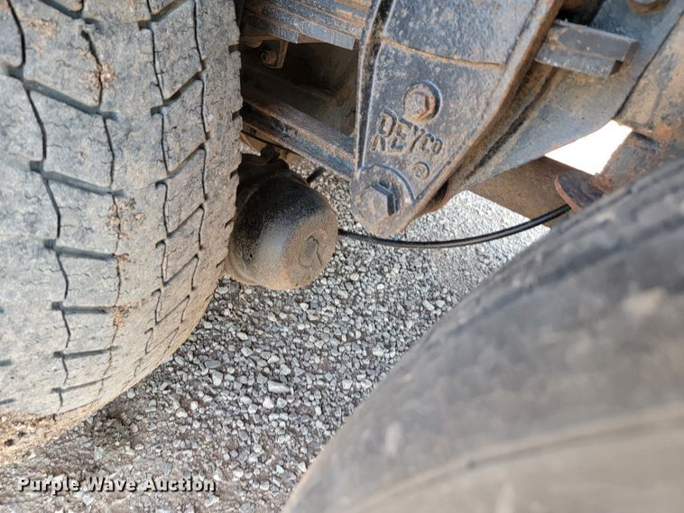 image for item KS9233 2004 Peterbilt 330  refuse truck