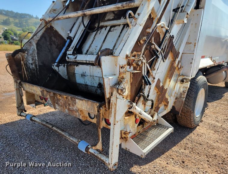 image for item KS9233 2004 Peterbilt 330  refuse truck