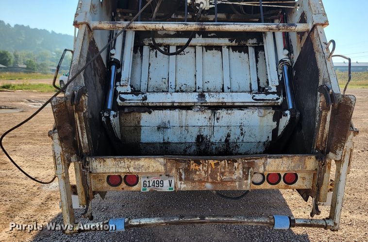 image for item KS9233 2004 Peterbilt 330  refuse truck