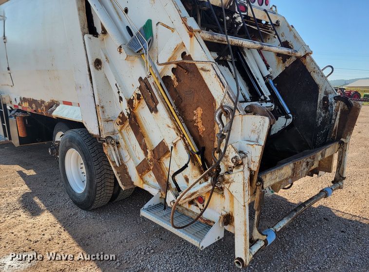 image for item KS9233 2004 Peterbilt 330  refuse truck