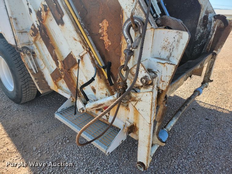 image for item KS9233 2004 Peterbilt 330  refuse truck