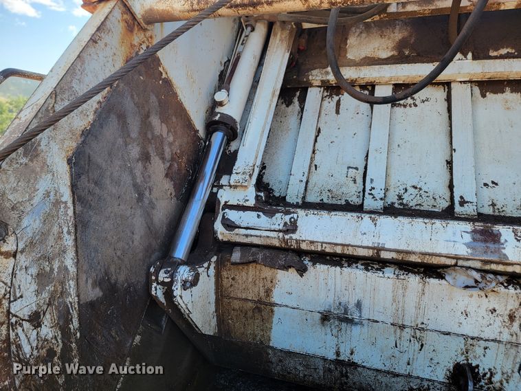 image for item KS9233 2004 Peterbilt 330  refuse truck