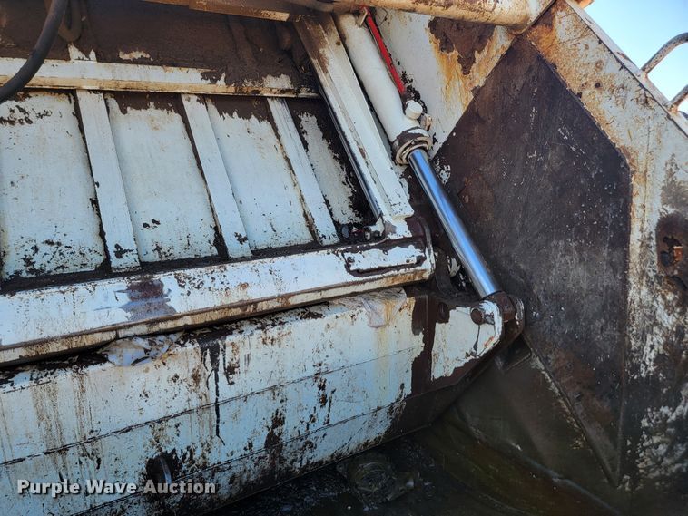 image for item KS9233 2004 Peterbilt 330  refuse truck