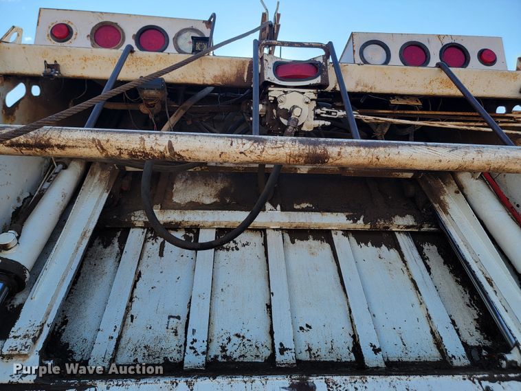 image for item KS9233 2004 Peterbilt 330  refuse truck