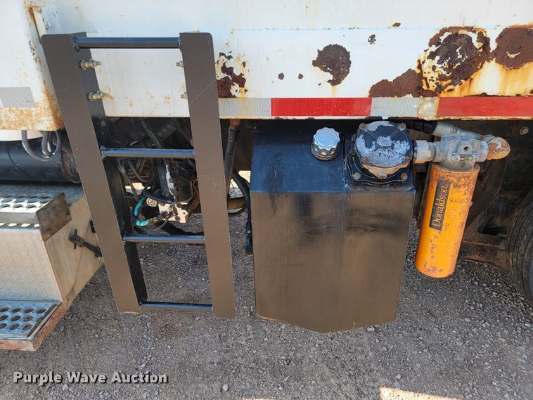 image for item KS9233 2004 Peterbilt 330  refuse truck