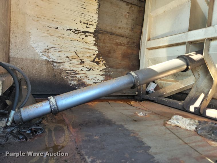 image for item KS9233 2004 Peterbilt 330  refuse truck