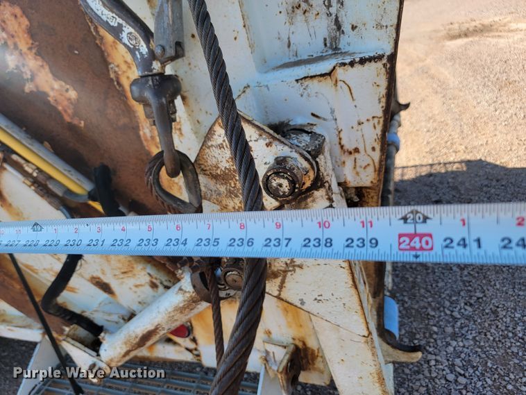 image for item KS9233 2004 Peterbilt 330  refuse truck