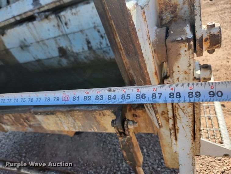 image for item KS9233 2004 Peterbilt 330  refuse truck