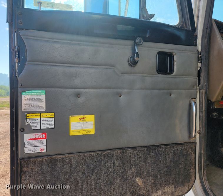 image for item KS9233 2004 Peterbilt 330  refuse truck