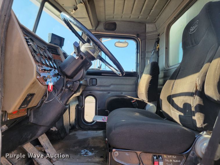 image for item KS9233 2004 Peterbilt 330  refuse truck