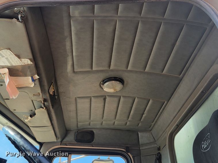 image for item KS9233 2004 Peterbilt 330  refuse truck