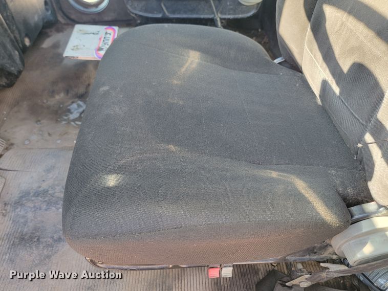 image for item KS9233 2004 Peterbilt 330  refuse truck