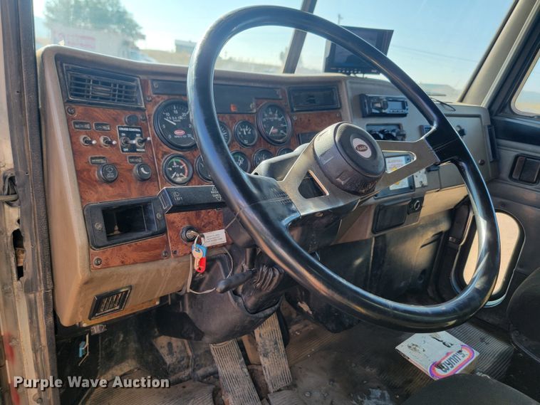 image for item KS9233 2004 Peterbilt 330  refuse truck