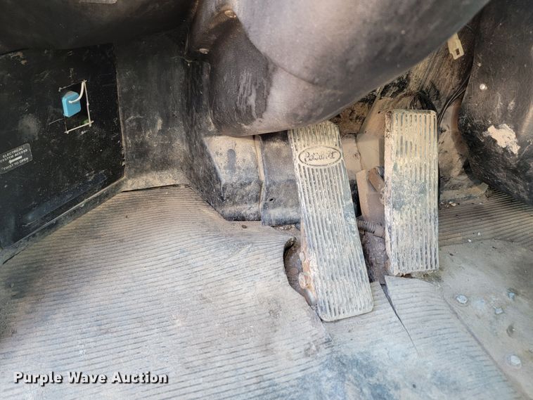 image for item KS9233 2004 Peterbilt 330  refuse truck