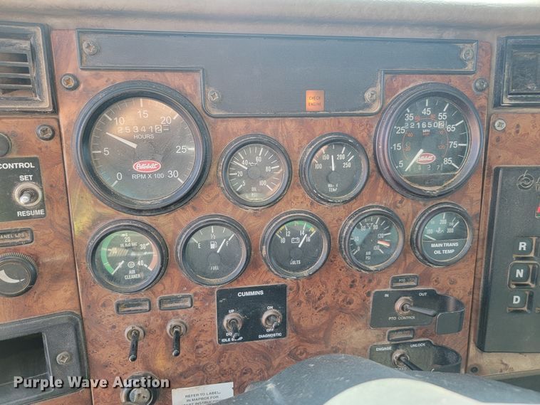 image for item KS9233 2004 Peterbilt 330  refuse truck