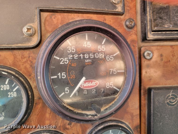 image for item KS9233 2004 Peterbilt 330  refuse truck